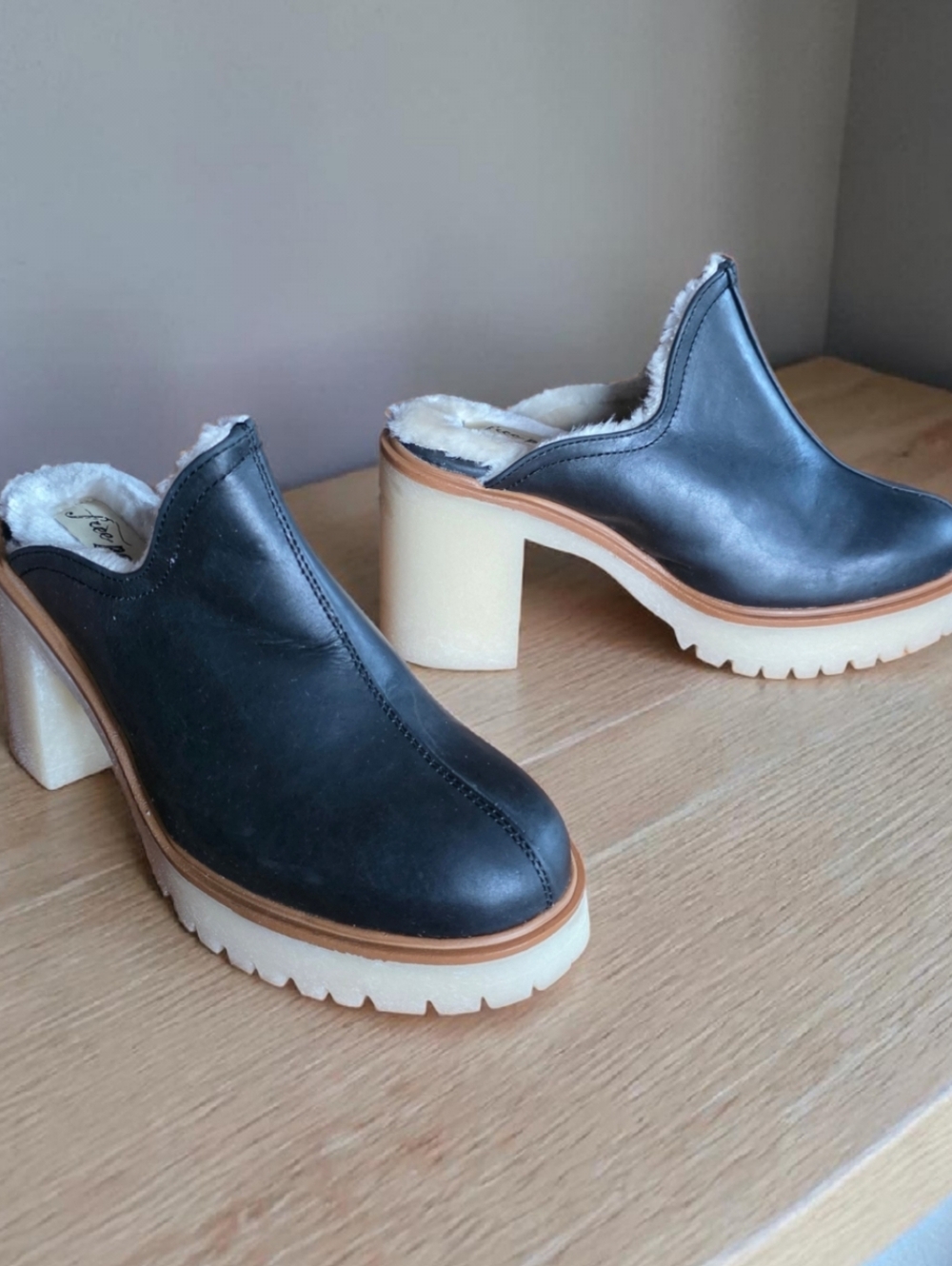NWOT FREE PEOPLE (7.5 - 8) JAMES COZY Black Leather Faux Fur Mule